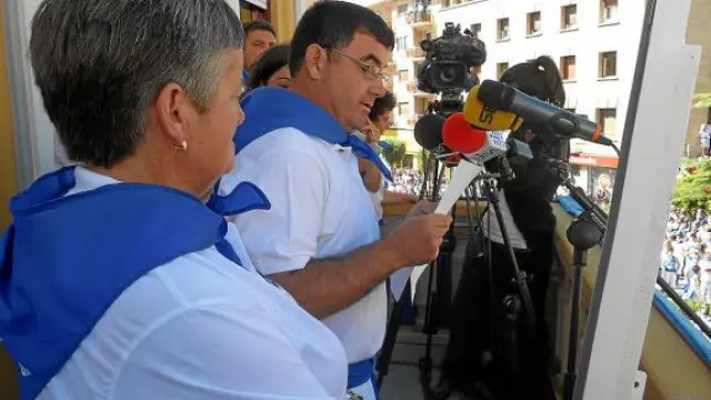 El pregón de Dori Jiménez y Ramón García, de ADISCIV, emocionó a los vecinos de Ejea.