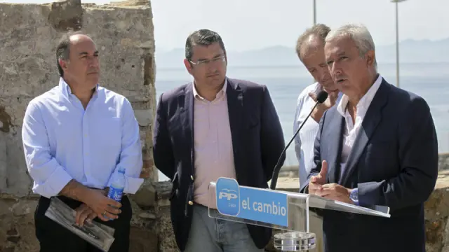 El presidente del PP andaluz, Javier Arenas, durante su visita a Tarifa