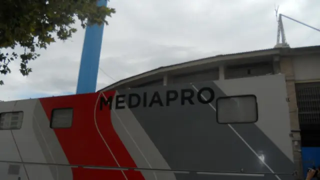 Camión de Mediapro aparcado en el exterior de La Romareda