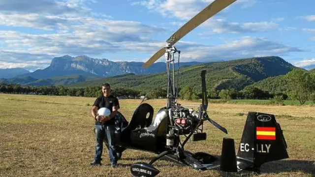 Rafa García con su autogiro matriculado como aparato comercial.