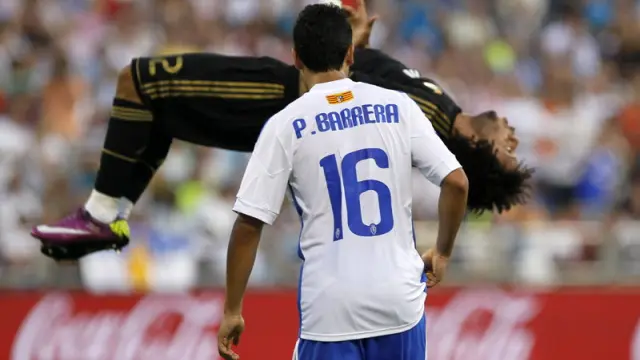Barrera contempla el salto de celebración del gol de Marcelo