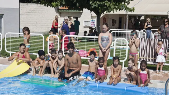 Mientras tanto, los más jóvenes disfrutaron en las piscinas.