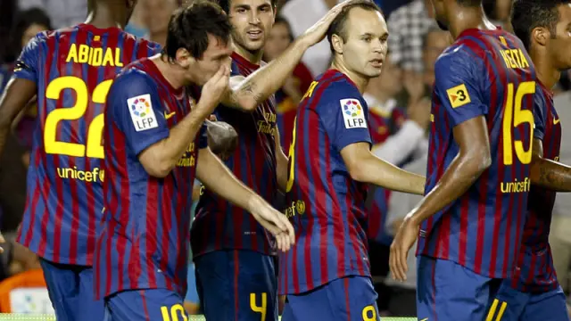 Fábregas celebra su tanto junto a sus compañeros del Barcelona.
