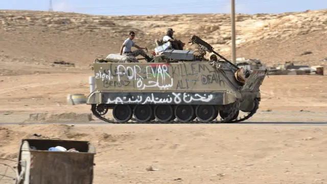 Tanque de los rebeldes libios a unos cien kilómetros de Sirte