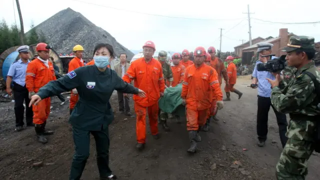 Trabajadores rescatados de una mina al noreste de China