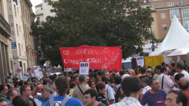 Cientos de personas se concentran contra la reforma constitucional en la Plaza del Pilar.