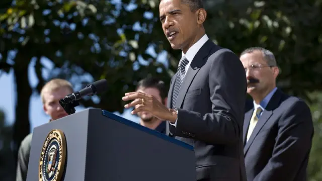 Barack Obama dando un discurso sobre la ley de transporte terrestre.