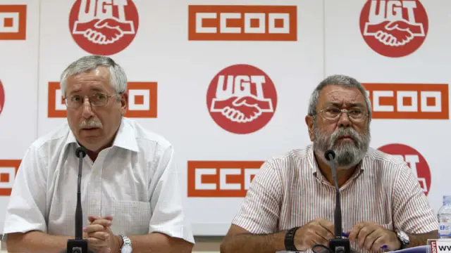 Los secretarios general de CC. OO, Ignacio Fernández Toxo, y de UGT, Cándido Méndez, durante la rueda de prensa