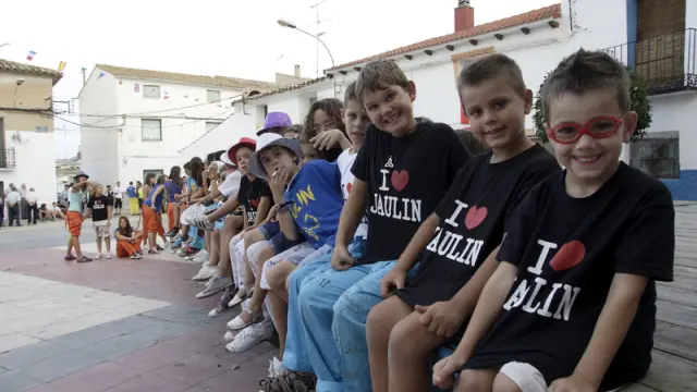 Los niños de Jaulín lucieron la camiseta de las fiestas 2011.