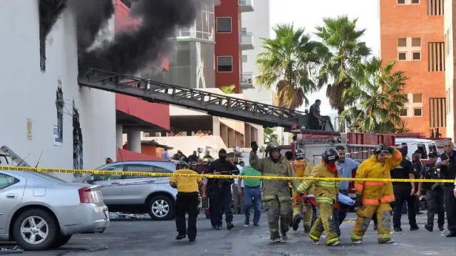 Personal de emergencias trabajando en los exteriores del casino de Monterrey tras el ataque