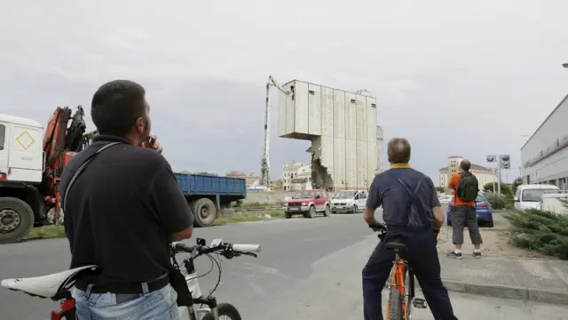 Los curisos siguen con detalle la demolición de las harineras de Huesca