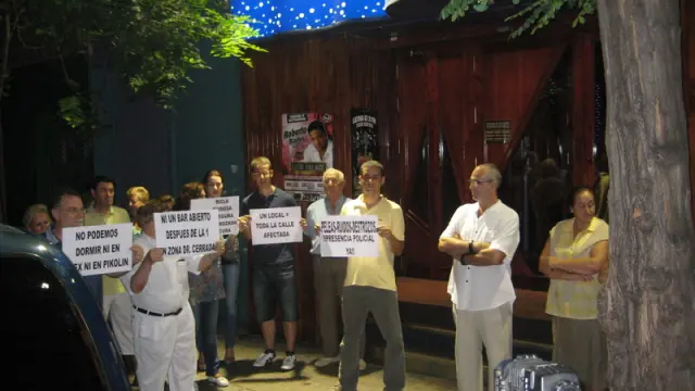 Los vecinos de la calle Ricla en la protesta ante la discoteca de la misma calle
