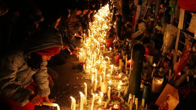 Cientos de personas se congregaron ayer con velas frente a la sede de la Televisión Nacional de Chile