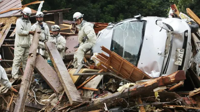Trabajos de rescate tras el tifón 'Talas'