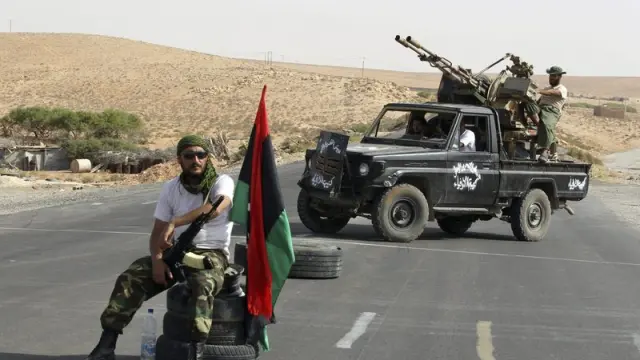Rebeldes libios, en un punto de control en la carretera de Tarhuna hacia Bani Walid, Libia