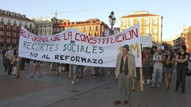 Cabecera de la manifestación celebrada en Valladolid en contra de la reforma constitucional.