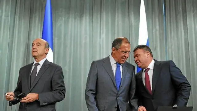 El ministro de Exteriores francés Juppé (i), su homólogo ruso Lavrov y el de Defensa, Serdyukov.