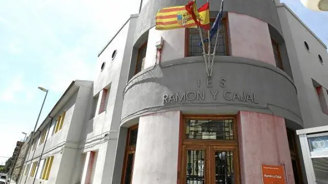 El IES Ramón y Cajal fue uno de los que realizó obras, en este caso en la cubierta del edificio principal.