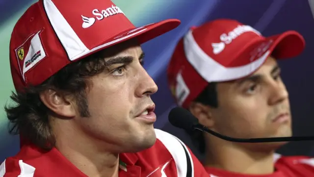 Alonso y su compañero Massa, durante una rueda de prensa