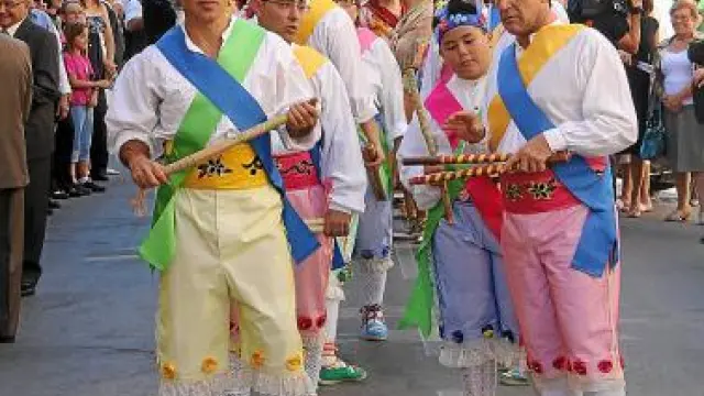 El grupo de dance puso color a la procesión a San Macario