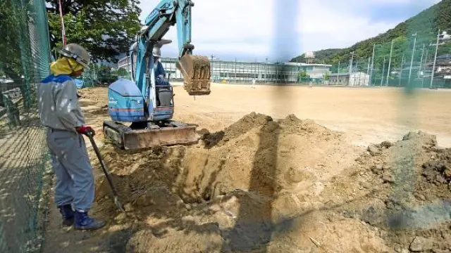 Sustitución de tierra radioactiva por otra nueva en un colegio cerca de Fukushima.