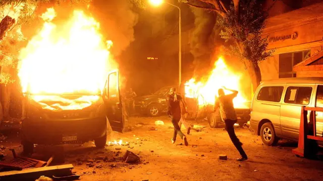 Manifestantes queman vehículos de la Policía, anoche en el Cairo