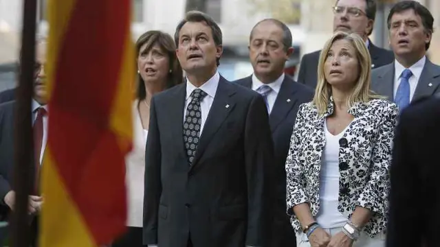 El presidente Artur Mas, la vicepresidenta y otros miembros de la Genrralitat durante la ofrenda floral