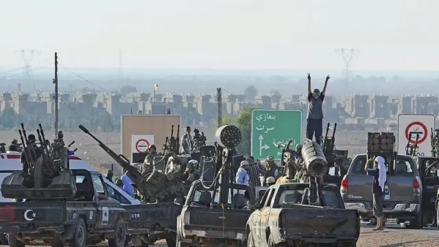 Rebeldes libios preparan sus armas antes de la entrada en Sirte
