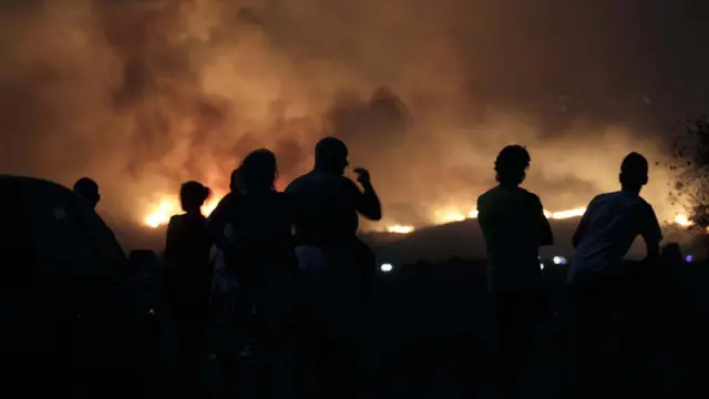Ciudadanos observan las llamas en Mijas