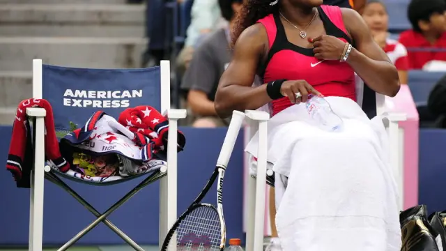 Serena Williams protesta a la juez de silla durante la final.