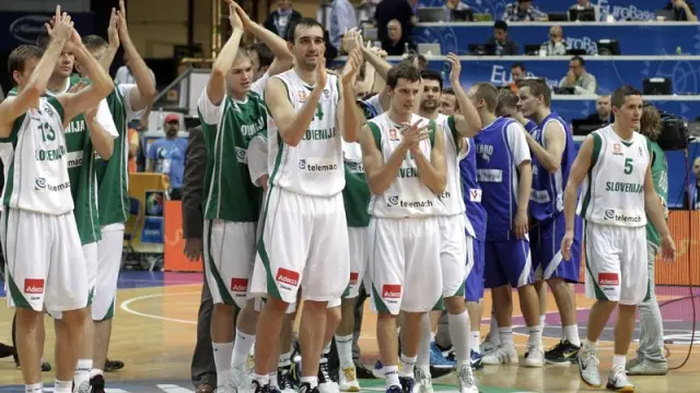 Los jugadores de eslovenia celebran su triunfo sobre Finlandia