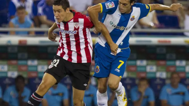 Herrera conduce un balón bajo la presión del espanyolista Baena