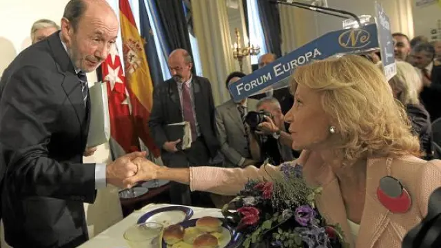 Rubalcaba saluda a Elena Salgado, antes de intervenir ayer el Fórum Nueva Economía en Madrid.