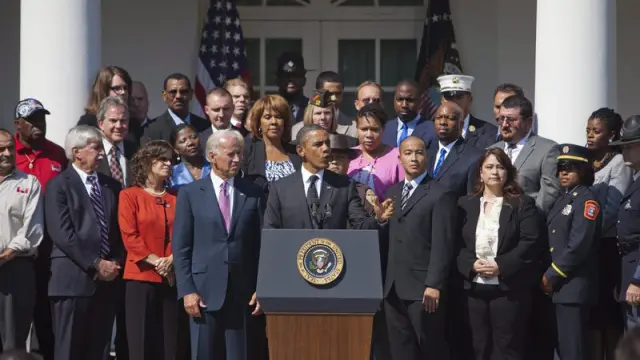 Obama y su equipo anunciando su Plan de Empleo.