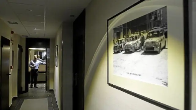 Un pasillo lleno de imágenes desemboca en una de las suites, donde espera Javier Vinuesa.
