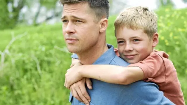 Fotograma de 'El árbol de la vida', con Brad Pitt y el pequeño Hunter McCracken.