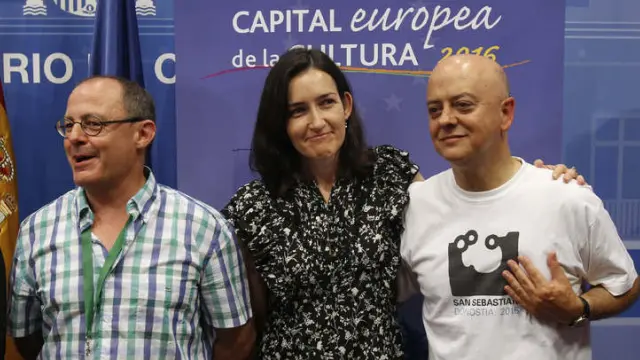 El alcalde de San Sebastián, Izagirre posa con la ministra de Cultura, Sinde, el día de la elección.