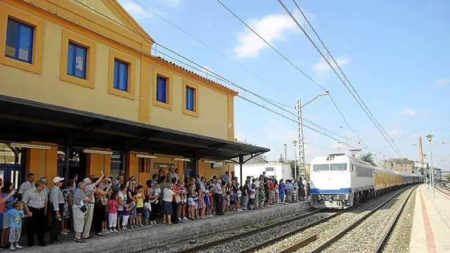 Numerosos vecinos de Monzón y otras localidades cercanas recibieron al Tren Azul en la estación de Monzón Río Cinca.