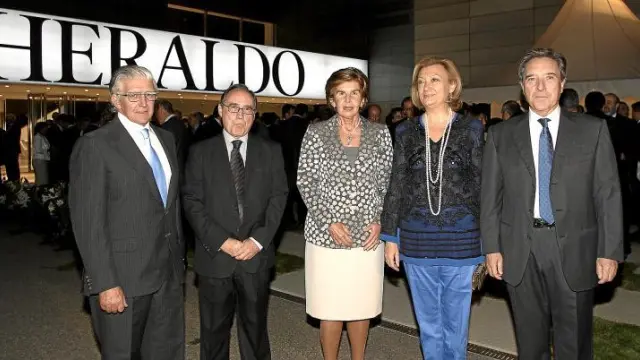 Fernando de Yarza, Carlos Sauras, Pilar de Yarza, Luisa Fernanda Rudi e Iñaki Gabilondo, este martes, en la planta de impresión de HERALDO