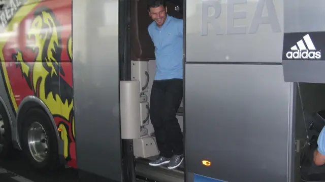 Braulio baja del autobús durante un viaje del Real Zaragoza