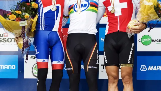 Tony Martin en el centro junto a Wiggins y Cancellara en el podio