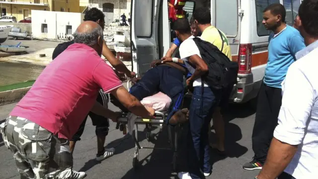 Un herido tras los enfrentamientos es trasladado en ambulancia