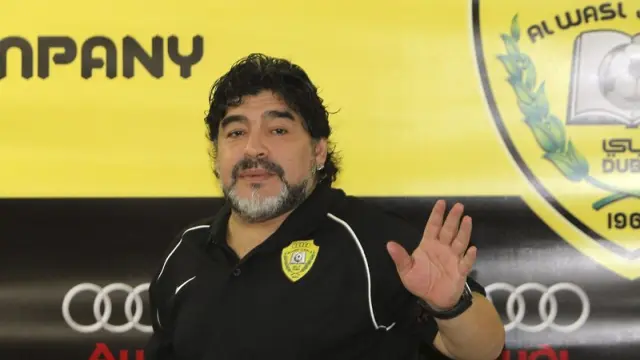 Diego Armando Maradona saluda tras una rueda de prensa