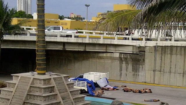 Lugar donde fueron hallados en dos camiones de carga 35 cadáveres abandonados en una avenida de Boca del Río