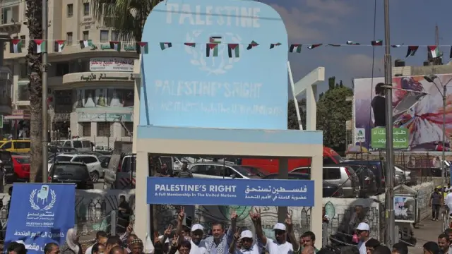 Ciudadanos palestinos portan una silla que representa el reconocimiento del estado palestino como miembro de la ONU