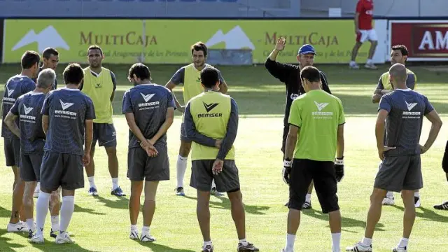 Ángel Royo, reunido con sus jugadores sobre el césped del Alcoraz durante el entrenamiento de ayer.