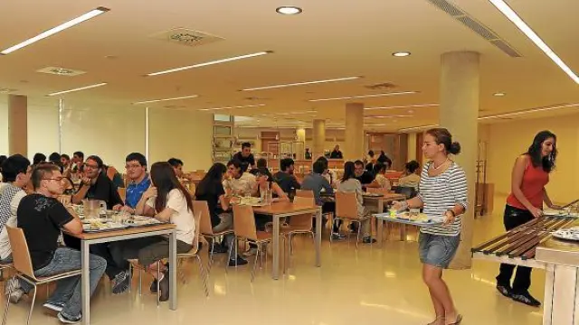 Los universitarios comen en el nuevo comedor del colegio PabloSerrano.