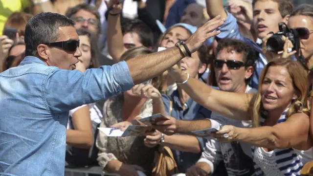 Antonio Banderas saluda a la multitud reunida.