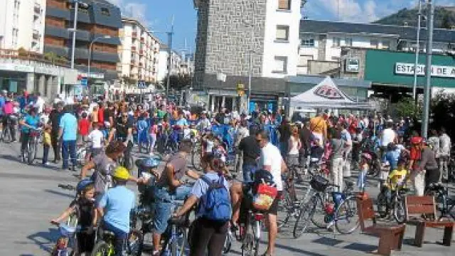 Los ciclistas iniciaron el recorrido desde la plaza Biscós.