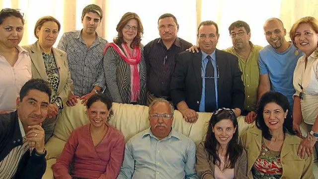 Varios miembros de la Asociación Tunecina de Profesores y Estudiantes, con el poeta aragonés Fernando Andú (abajo, a la izquierda).